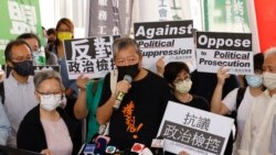 Aktivis pro-demokrasi Lee Cheuk-yan memberikan keterangan kepada media setibanya di Pengadilan Kowloon Barat di Hong Kong, 1 April 2021. (REUTERS / Tyrone Siu)