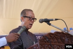 រូបឯកសារ៖ លោក សឺន ស៊ូប៊ែរ្តិ៍ ​អតីតសមាជិកក្រុមប្រឹក្សារដ្ឋធម្មនុញ្ញ និង​បច្ចុប្បន្ន​ជាទីប្រឹក្សា​ផ្ទាល់​នៃ​ព្រះ​មហាក្សត្រ​សម្ដេច​នរោត្តម​សីហមុនី​ថ្លែង​ទៅ​កាន់​ព្រះសង្ឃ​និង​អ្នក​ចូលរួមប្រមាណ​ជាង​៧០០​នាក់​នៅ​វត្តចាស់​នៃ​រាជធានី​ភ្នំពេញ នៅថ្ងៃទី​៤ ខែ​មិថុនា ឆ្នាំ២០១៦។