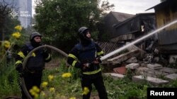 Рятувальники відпрацьовують місце російського ракетного обстрілу на тлі атаки Росії на Україну, Київ, Україна, 31 травня 2024 року. Пресслужба ГУ ДСНС України у Києві/REUTERS