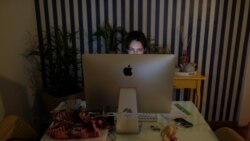 Danielle de Angelis bekerja dari rumahnya di Santo Andre, Brazil, pada 26 Maret 2020, setelah pemerintah setempat memberlakukan lockdown untuk mengatasi penyebaran virus corona. (Foto: Reuters/Amanda Perobelli)