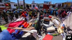 Manifestantes destruyen tiendas de campaña y artículos pertenecientes a migrantes venezolanos y colombianos durante una marcha contra la migración ilegal en Iquique, Chile, el domingo 30 de enero de 2022.