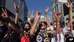 Turkish youths shout anti-government slogans as they march in Ankara, June 4, 2013.