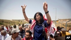 Khalida Jarrar disambut pada pendukungnya setelah pembebasannya dari penjara Israel di pos pemeriksaan Jabara dekat kota Tepi Barat Tulkarem, 3 Juni 2016. (Foto: dok).