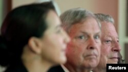 Dari kiri: Menteri Iklim UEA Mariam Almheiri, Menteri Pertanian AS Tom Vilsack dan mantan Wapres AS Al Gore pada sesi pleno tingkat tinggi "AIM (Misi Inovasi Pertanian) untuk Iklim" di Washington DC, AS, 8 Mei 2023.