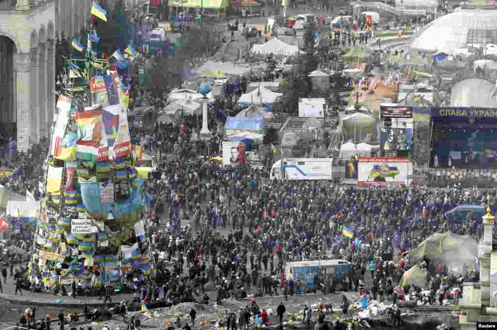 Anti-government protesters build barricades around Independence Square during clashes with riot police, Kyiv, Feb. 20, 2014.&nbsp;
