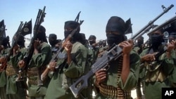 Islamist fighters loyal to Somalia's al-Qaida inspired al-Shabab group perform military drills at a village in Lower Shabelle region, some 25 kilometers outside Mogadishu (February 2011 file photo)