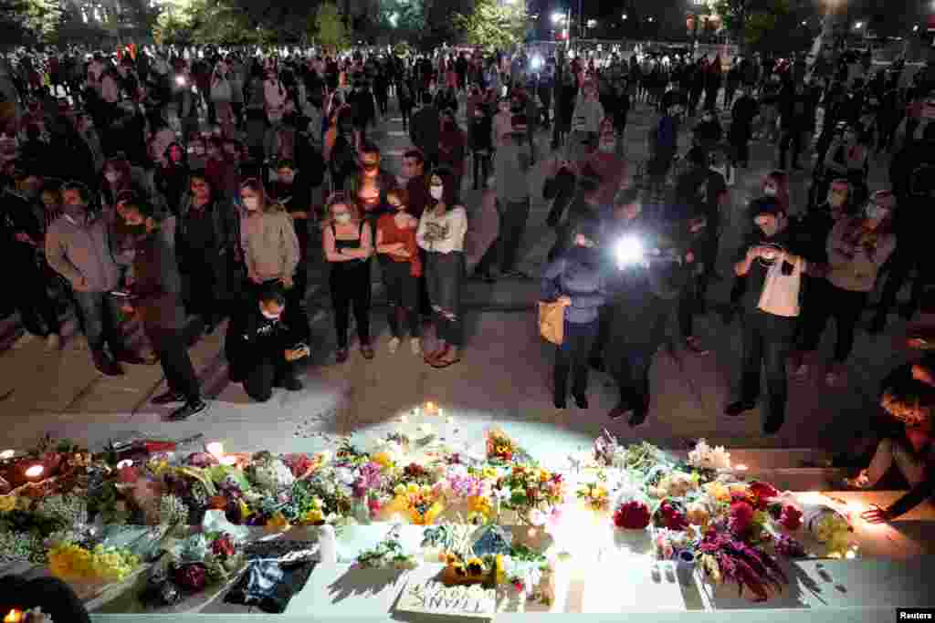 2020年9月18日，美国首都华盛顿最高法院外，人们聚集在一起悼念最高法院大法官的鲁思·拜德·金斯伯格。(路透社图片)