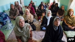 Seorang guru perempuan Afghanistan dari "Halo Trust" mendidik kaum perempuan tentang risiko ranjau, di sebuah masjid di distrik Jaghatu, provinsi Ghazni (foto: ilustrasi). 