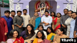 ঢাকা বিশ্ববিদ্যালয়ের জগন্নাথ হলে সরস্বতী পূজামণ্ডপে অন্তর্বর্তী সরকারের দুই উপদেষ্টা। ৩ ফেব্রুয়ারি, ২০২৫।