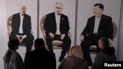 2025年2月8日，克里米亞一家美術館舉辦的一場名為“雅爾塔2.0”的展覽上，參觀者在一幅美國總統特朗普、俄羅斯總統普京和中國領導人習近平的三人畫像前駐足觀看。