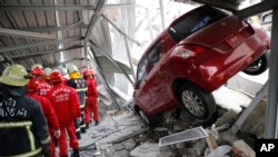 Tim SAR mencari korban gempa di gedung yang runtuh akibat gempa bumi Sabtu subuh (6/2) di Tainan, Taiwan, 6 Februari 2016. 