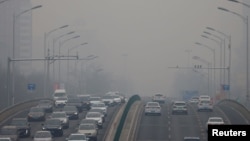 Pantauan udara yang tercemar di Beijing, China, 13 Februari 2021. (Foto: REUTERS/Carlos Garcia Rawlins)