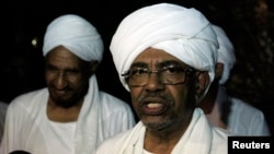 Sudan's President Omar al-Bashir speaks during joint news conference with opposition Umma Party leader and former Prime Minister Al-Sadiq Al Mahadi (L) after their meeting at Mahadi's house in Omdurman, August 2013.
