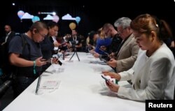 Para pelanggan melihat-melihat ponsel terbaru dari Huawei, seri Mate20, dalam acara peluncuran di London, Inggris, 16 Oktober 2018.