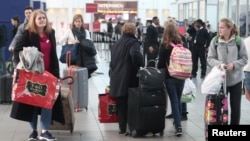 Pasajeros en la terminal de Delta Airlines en el aerouerto LaGuardia, en Nueva York, el martes, 20 de noviembre de 2018.