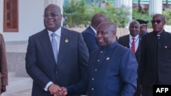 Le président congolais Félix Tshisekedi (à g.) et son homologue burundais Evariste Ndayishimiye au Burundi en 2023.