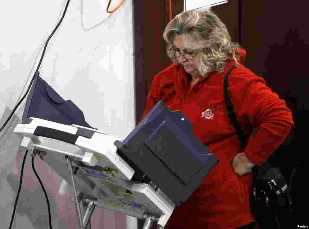 Một cử tri đi bỏ phiếu tại Newark, bang Ohio, ng&agrave;y 6/11/2012. 