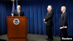 Le secrétaire à la sécurité intérieure John Kelly (g), le secrétaire d'Etat Rex Tillerson (c) et l'Attorney General Jeff Sessions (d), après la signature du nouveau décret migratoire du président Donald Trump, Washington, le 6 mars 2017.