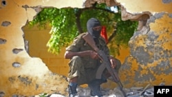 Un soldat de l'armée somalienne près du théâtre d'un attentat suicide d'al-Shabaab à Mogadiscio, 21 juin 2015