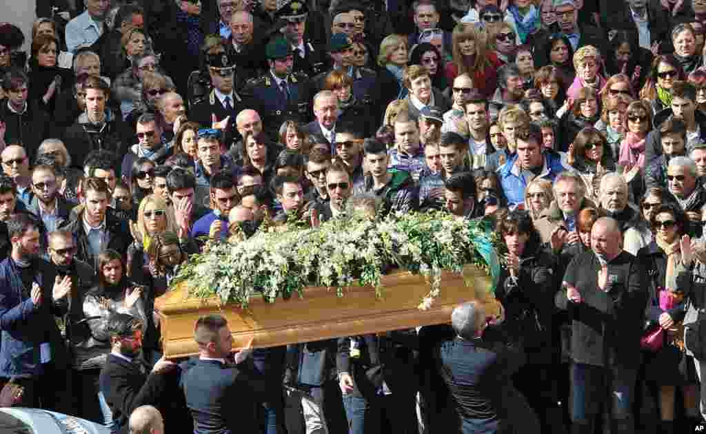 Pallbearers carry a coffin during the funeral ceremony of Orazio Conte and Antonella Sesino, two of the four Italian tourists that were killed in Tunis' National Bardo Museum attack, in Turin, Italy, March 23, 2015.