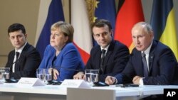 У 2019 році Володимир Зеленський вперше зустрівся з Володимиром Путіним у Нормандському форматі, щоб покласти край війні, яка триває з 2014 року.