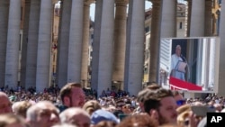 Fieles escuchan la oración Regina Coeli del Papa Francisco en la Plaza de San Pedro, en el Vaticano, el domingo 7 de abril de 2024. 
