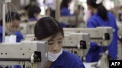 Các mặt hàng xuất khẩu chủ yếu sang Hoa Kỳ vẫn tiếp tục là hàng may mặc, trị giá 5,76 tỉ đôla, kế đến là đồ nội thất, 1,82 tỉ, và giày dép, 1,62 tỉ đôla