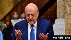 Perdana Menteri Lebanon Najib Mikati menghadiri salat Jumat di sebuah masjid di Beirut sebelum bertemu dengan Presiden Lebanon Michel Aoun pada 10 September 2021. (Foto: Handout via Reuters/Dalati Nohra) 