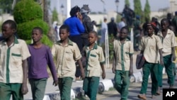 Un groupe d'écoliers kidnappés est escorté par des militaires et des fonctionnaires nigérians après leur libération suite à leur enlèvement la semaine dernière, à Katsina, au Nigeria, le 18 décembre 2020.