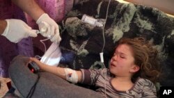 Una niña de 7 años que fue sacada de debajo de los escombros después de una operación de rescate de 50 horas recibe tratamiento en un hospital en el norte de la provincia de Idlib, Siria, el miércoles 8 de febrero de 2023. Sus padres y hermanos murieron. (Foto AP/Omar Albam)