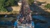 Haitianos esperan cruzar la frontera entre República Dominicana y Haití en Dajanon, República Dominicana, el 19 de noviembre de 2021.