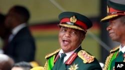 Jenderal Angkatan Darat Constantino Chiwenga tersenyum saat upacara pelantikan presiden di Harare, Zimbabwe, 24 November 2017.