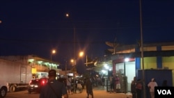 La calle Saupí, la via comercial más importante de Pacaraima, se llena de vendedores ambulantes y transeúntes al caer la noche