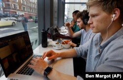 Онлайн-курси дозволяють студентові навчатися в зручний для нього час, у зручному місці