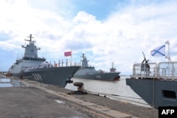 Kapal korvet Angkatan Laut Rusia, "Pahlawan Federasi Rusia Aldar Tsydenzhapov" (kiri) dan "Rezkiy" (kanan), tampak berlabuh di dermaga Jamrud Utara, Pelabuhan Tanjung Perak, Surabaya, untuk latihan militer gabungan, 4 November 2024. (Foto: AFP)