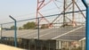 Les panneaux solaires installés à Badougou-Djoliba, Mali, le 10 décembre 2017. (VOA/Kassim Traoré)
