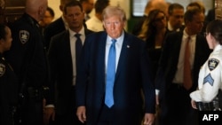 Трамп, фаворит на неговата партија за номинацијата во 2024 година, додека се обидува да ја врати претседателската функција, води во Аризона, Џорџија, Мичиген, Невада и Пенсилванија, додека Бајден води во Висконсин, покажаа резултатите од вчера