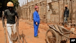 រូបឯកសារ៖ មេការដ្ឋានសំណង់ជនជាតិចិនម្នាក់កំពុងពិនិត្យមើលកម្មករធ្វើការ នៅការដ្ឋានសំណង់កន្លែងស្នាក់នៅដល់យោធា ជាជំនួយរបស់ចិន នៅទីក្រុង Bissau ប្រទេស Guinea-Bissau ក្នុងទ្វីបអាហ្រ្វិក កាលពីថ្ងៃទី៣ ខែមករា ឆ្នាំ២០០៧។ 