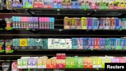 Veliki izbor vejpova u prodavnici u Severnoj Karolini, jun 2023. (REUTERS/Arriana Mclymore/File Photo)