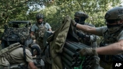 Фото: Українські військові поблизу Бахмута