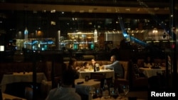 TƯ LIỆU: Một gia đình ăn tối tại một nhà hàng ở quận Manhattan của Thành phố New York, ngày 25 tháng 3, 2021.