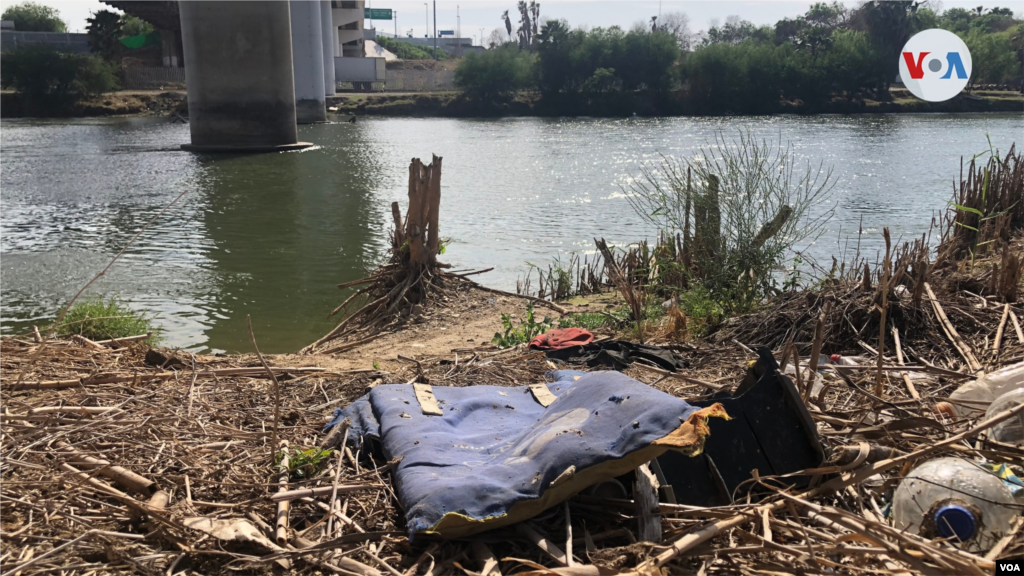 Los objetos abandonados en el río y sus orillas cuentan la historia de quienes logran cruzarlo y quienes no. 