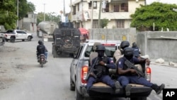 ARCHIVO - Una caravana policial escolta camiones de combustible que llevan gas desde la terminal de Varreux, en Puerto Príncipe, Haití, el 8 de noviembre de 2022. 