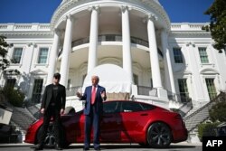 Prezident Tramp "Tesla" sotib oldi va uni Ilon Mask bilan Oq uy hovlisida ko'z-ko'z qildi, Vashington, 11-mart, 2025