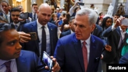 Ketua DPR AS Kevin McCarthy berbicara kepada media di Gedung Capitol AS di Washington, DC di tengah pembahasan kenaikan plafon utang di DPR AS 30 Mei 2023.