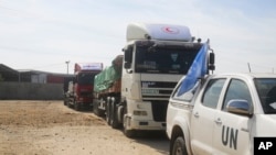 Camiones con ayuda humanitaria ingresan a la Franja de Gaza en Rafah el sábado 21 de octubre de 2023.