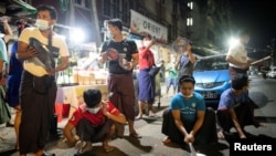 Sejumlah melakukan protes menentang kudeta militer di Yangon, Myanmar 4 Februari 2021. (Foto: Reuters)