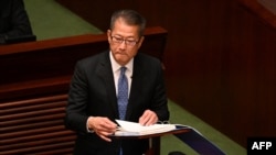 2月26日，香港財政司司長陳茂波在香港立法會會議廳發表年度預算演講。 (畫面來源：法新社)