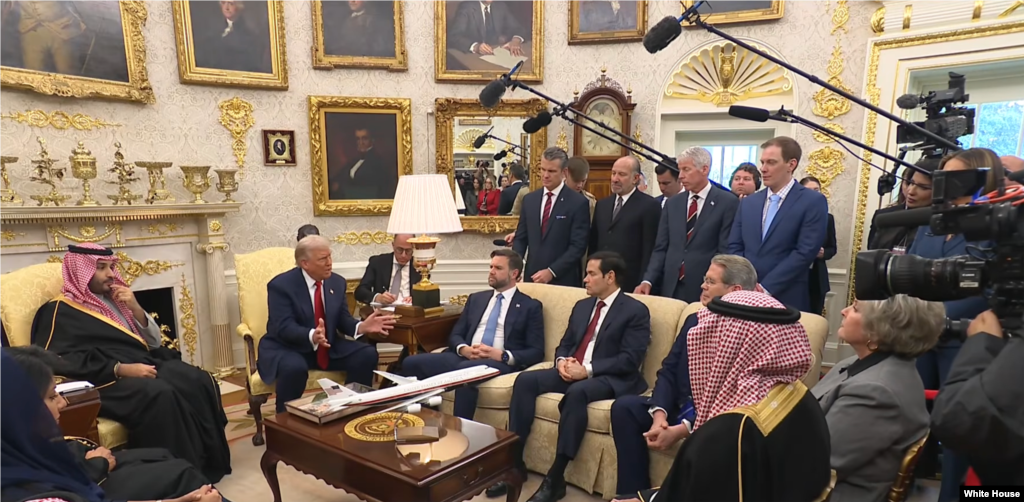 دونالد ترامپ، رئیس‌جمهور ایالات متحده به همراه مقامات دولت آمریکا در دفتر رئیس جمهوری، به همراه شاهزاده بن‌سلمان.
