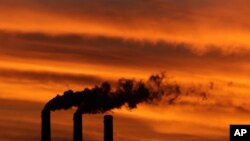 Las chimeneas del Centro de Energía Jeffrey, que funciona con carbón sub-bituminoso, en Emmett, Kansas. 